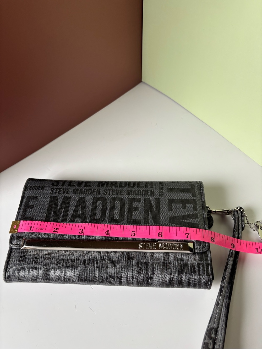 STEVE MADDEN Gray Logo Bar Wristlet with Removable Strap - Picture 7 of 8
